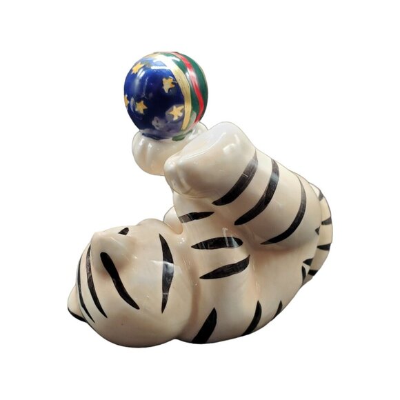 Trio Of Playful Kittens Playing with Circus Balls Porcelain Figurines - Picture 14 of 16